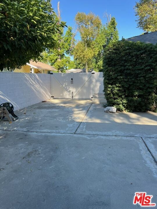 Building Photo - 5901 Vanalden Ave