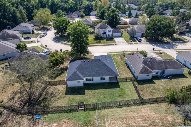 Building Photo - 709 Campusview Dr
