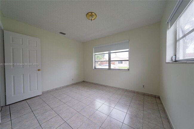 Building Photo - 2702 NW 51st Pl