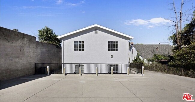 Building Photo - 424 Parkman Ave