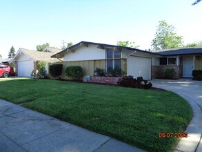 Building Photo - 449 Azalea Way