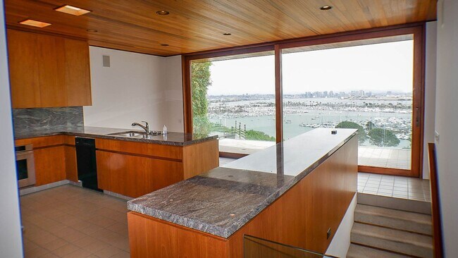 Building Photo - La Playa living with stunning city, ocean ...