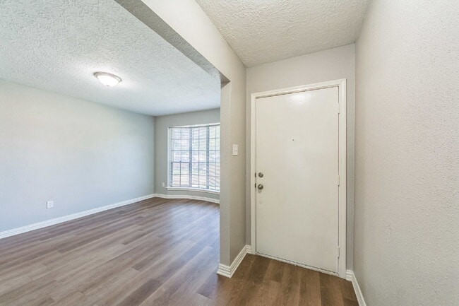 Building Photo - Charming & Spacious Home in La Porte!