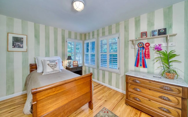 Building Photo - Woodside Classic 3 Bedroom on Beautiful Park Like Yard