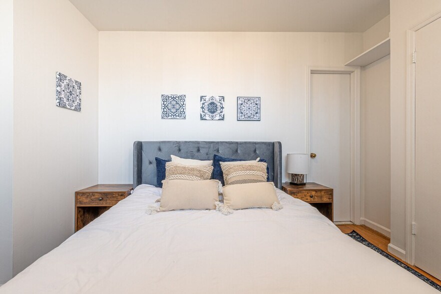 Building Photo - 735 10th Ave