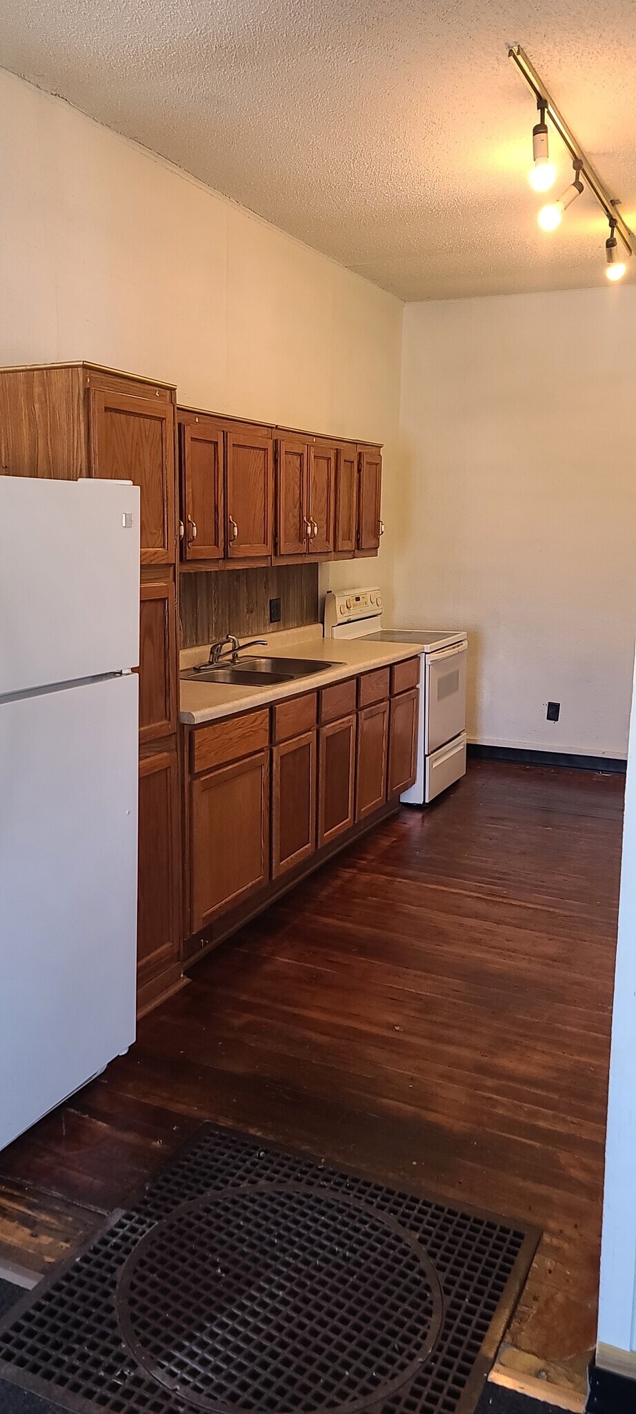 Building Photo - 111 Main St