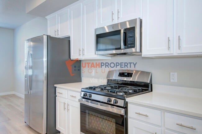 Building Photo - 992 W 380 S