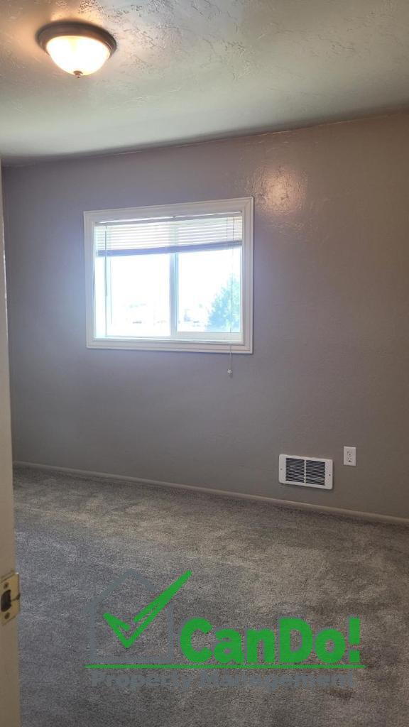 Building Photo - Newly remodeled 2 bedroom, 1.5 bathroom townhome in Blackfoot with Fiber Internet- Available now!