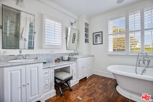 Building Photo - 765 N Almar Ave