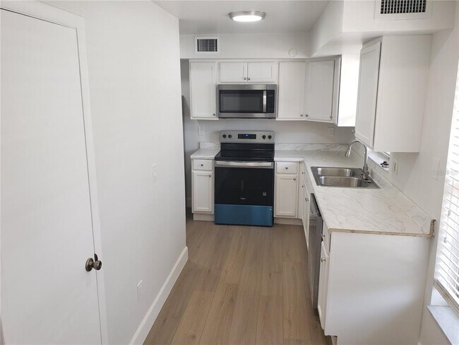 Building Photo - 14027 Village View Dr