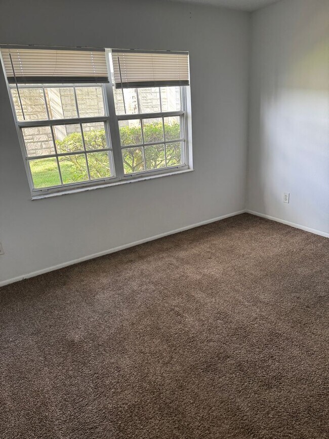 Building Photo - Great rent and a great community