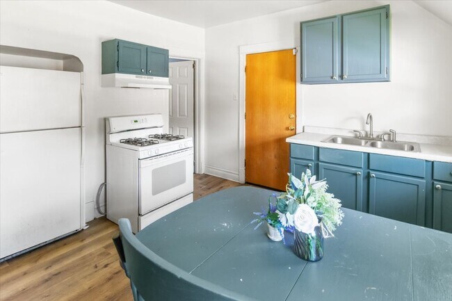 Building Photo - 257 W 109th Pl