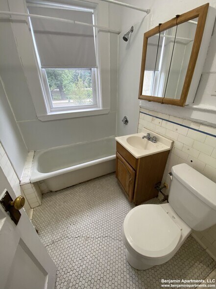 Building Photo - 235 Park Dr