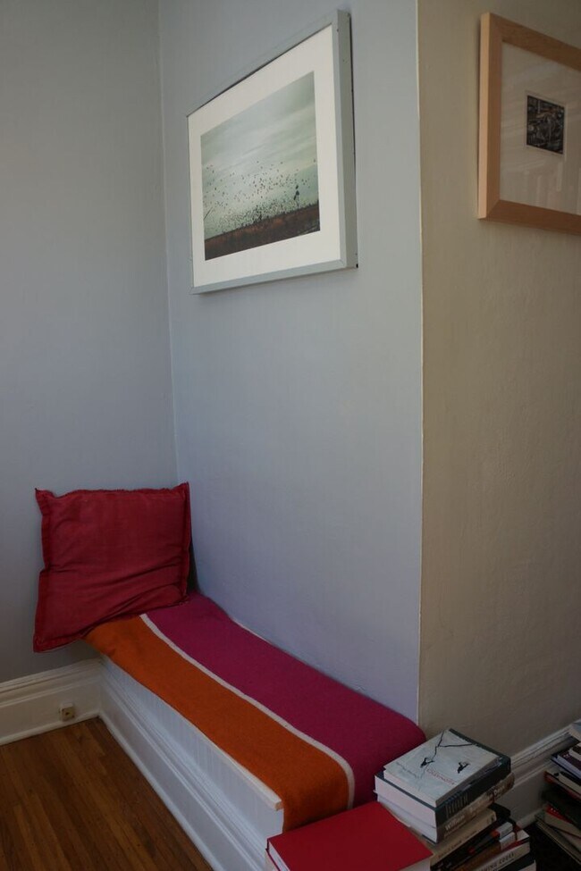 Building Photo - 2 Bedroom 2nd Floor Apartment South Wedge ...