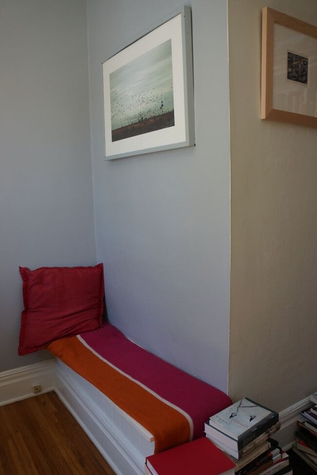 Building Photo - 2 Bedroom 2nd Floor Apartment South Wedge Avail Now