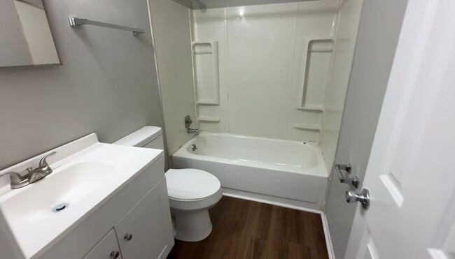 Building Photo - Just renovated!! Inglewood 1 bedroom duplex by park!! Pets okay!