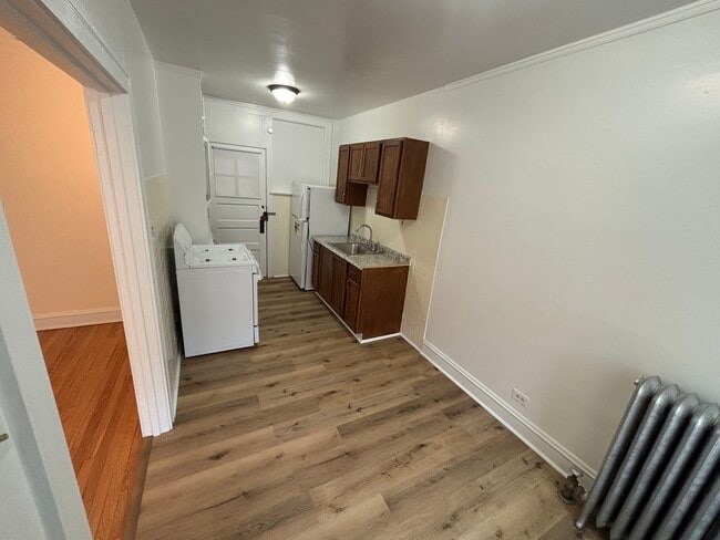 Building Photo - 2216 W Thome Ave