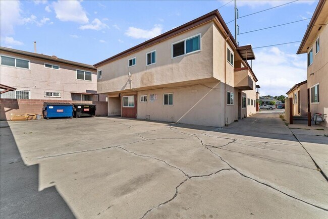 Building Photo - 4932 Lennox Blvd