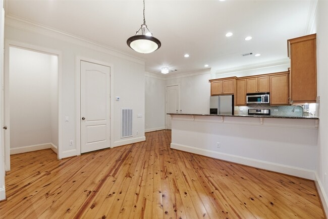 Building Photo - 4424 Blossom St