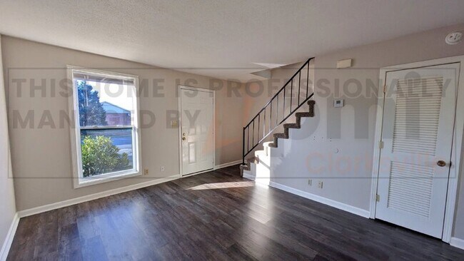 Building Photo - 1531 E Knollwood Cir