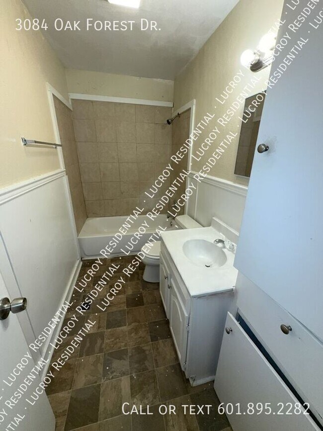 Building Photo - 3084 Oak Forest Dr
