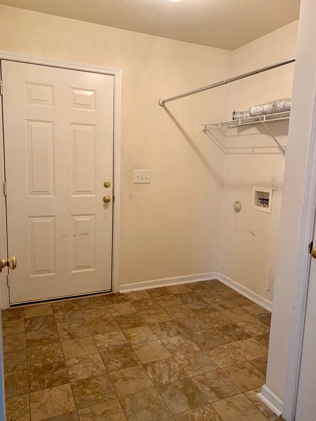 Building Photo - Home Available in Chartwell Estates
