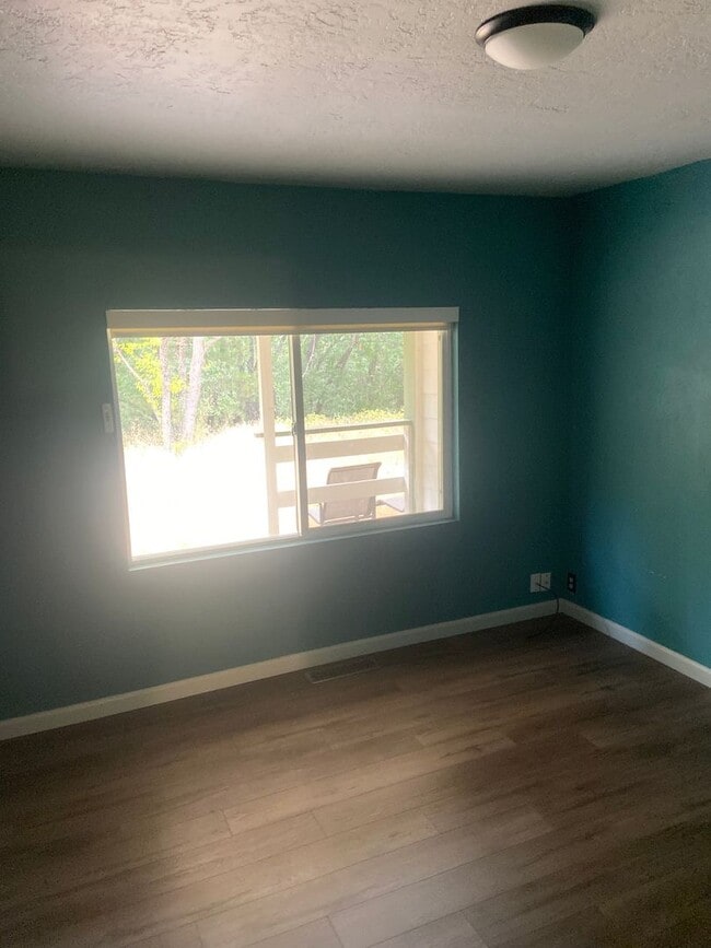 Building Photo - Charming - Off Forni Road - 2 Bdrm, 2 Bath