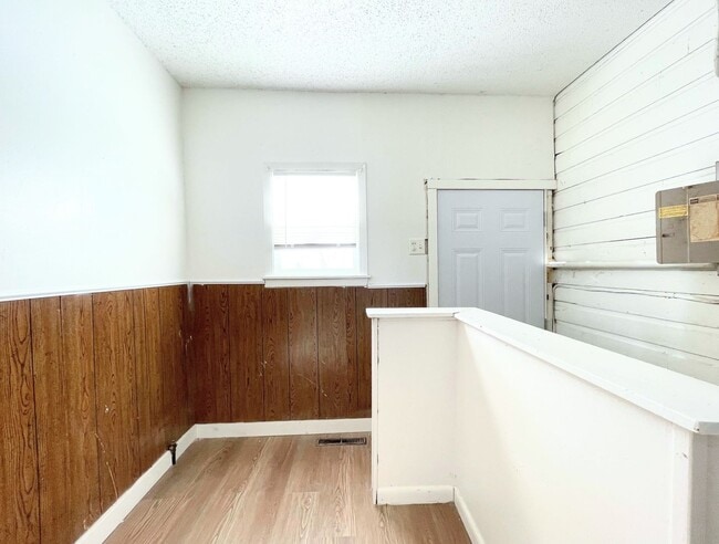 Building Photo - 3 Bed, 2 Bath Bungalow