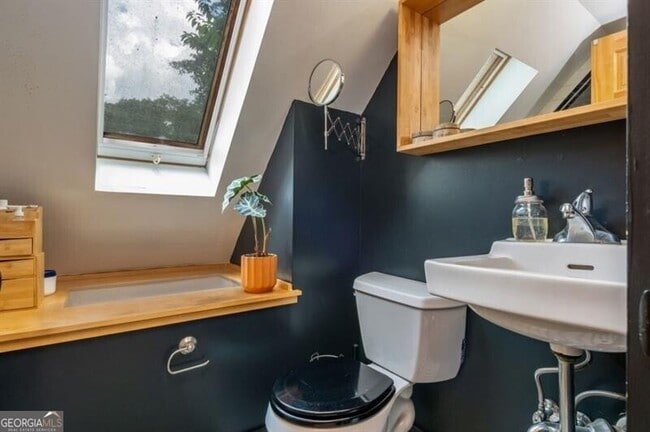 Building Photo - 154 Savannah St SE