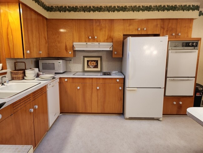 Building Photo - 7675 N Hix Rd