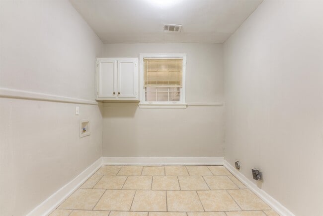 Building Photo - 1778 Edward Ave