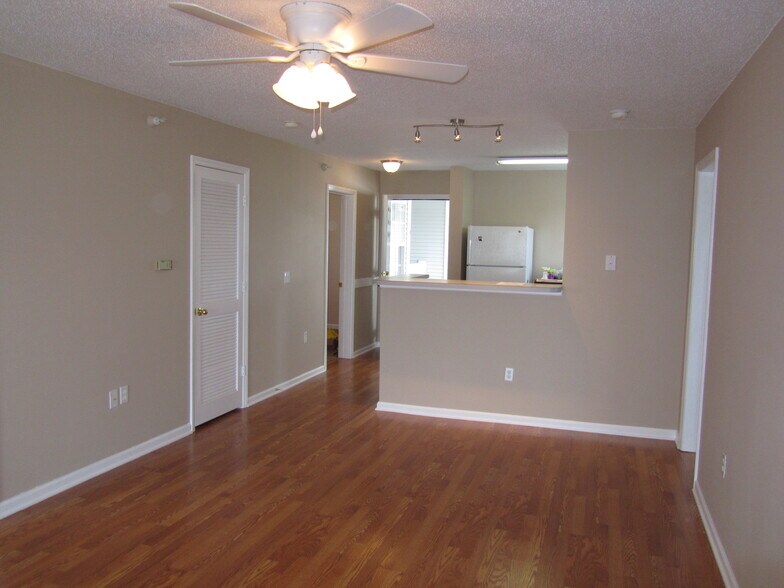 Building Photo - 2010 Wolfmill Drive Unit 304