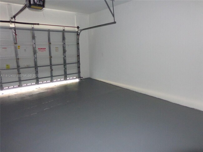 Building Photo - 991 Crestview Cir