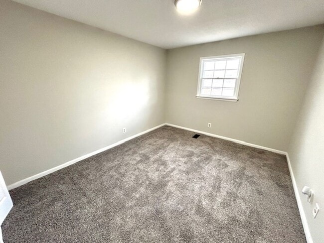 Building Photo - Move-In Ready 3 Bedroom Home with Garage & Private Yard