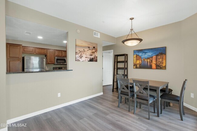 Building Photo - 2550 E River Rd