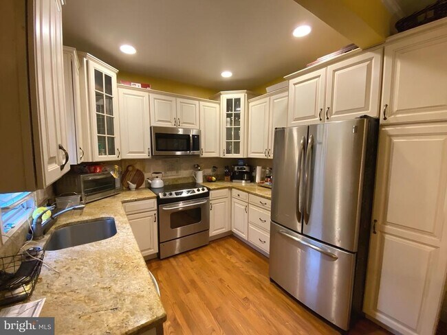 Building Photo - 130 Manton St