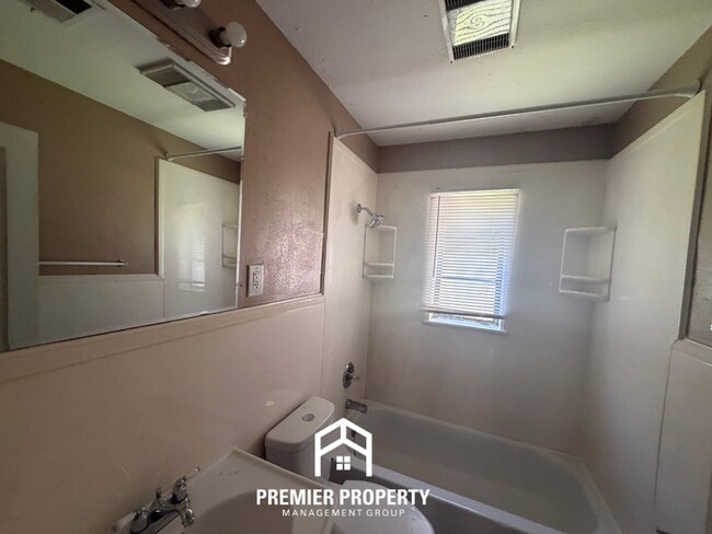 Building Photo - Charming 2BR/1BA Near Berclair | Hardwood Floors & Large Fenced Backyard