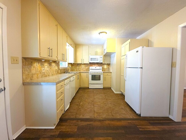 Building Photo - Welcome to this charming 3 bedroom, 2 bath...
