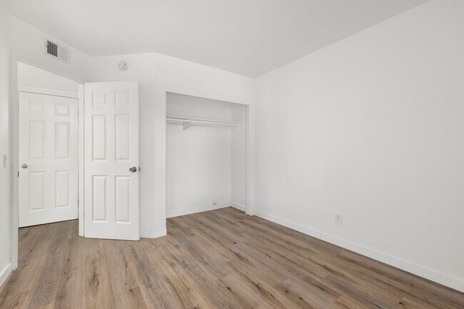 Building Photo - BRAND NEWLY RENOVATED 3BD/2BA Condo in the...