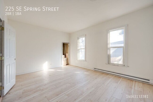 Building Photo - 225 SE Spring St
