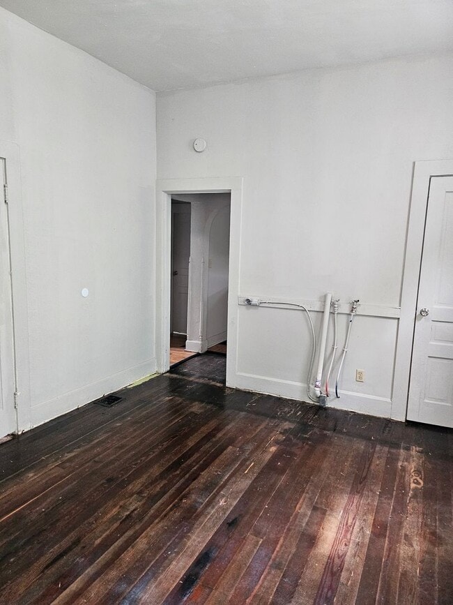 Building Photo - 4 bed 1 bath home
