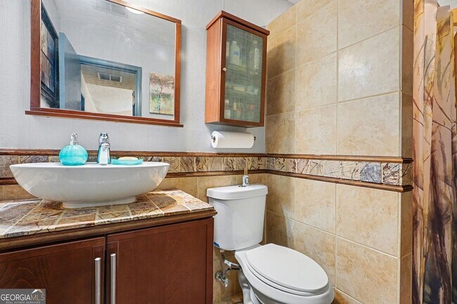 Building Photo - 8671 Twin Oaks Dr