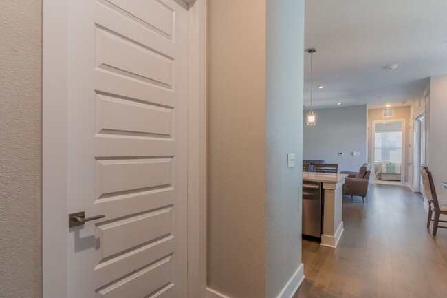 Building Photo - The Grove 2/2 Furnished