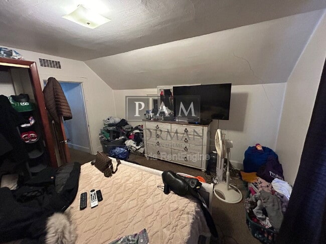 Building Photo - 823 Yout St