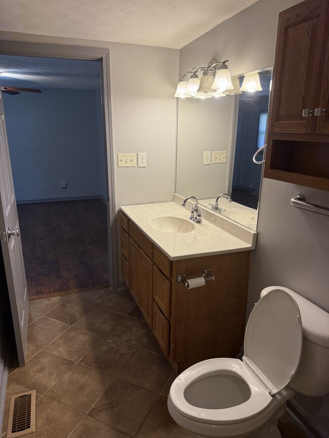 Building Photo - 602 Mitchell Dr