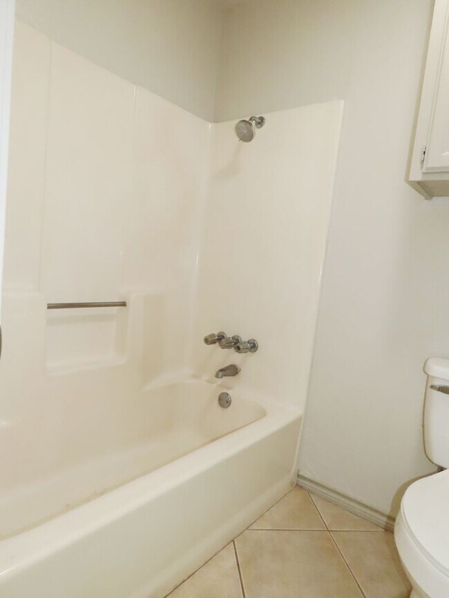 Building Photo - Whitehouse ISD! Beautifully Updated 3 Bedr...