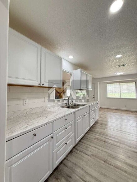 Building Photo - 5679 Wood Oak