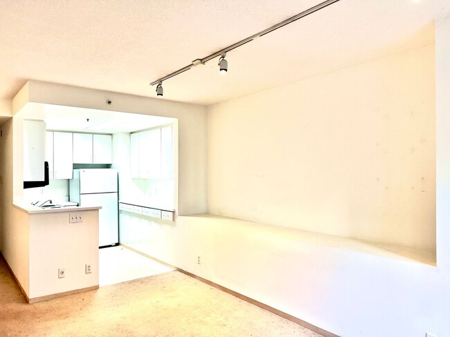 Building Photo - Quiet one Bedroom condo in Doorman Buildin...