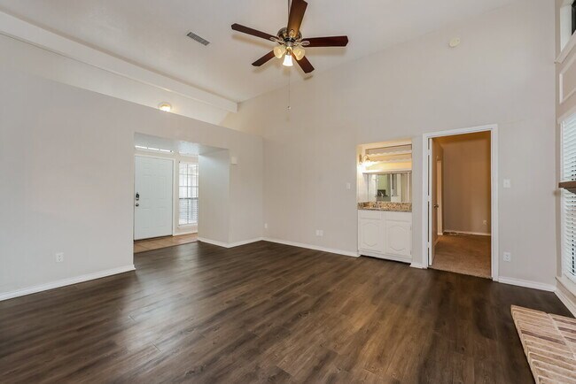 Building Photo - 2208 Gladstone Dr