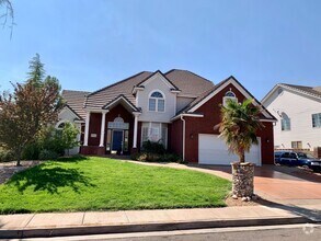 Building Photo - Large Home with Fully Fenced Yard